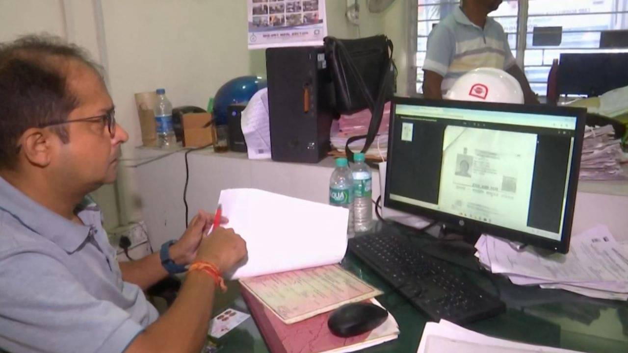 Siliguri: SIR আবহে এবার হিড়িক জন্মের ডিজিটাল শংসাপত্র জোগাড়ে, হিমশিম খাচ্ছেন পৌরকর্মীরা
