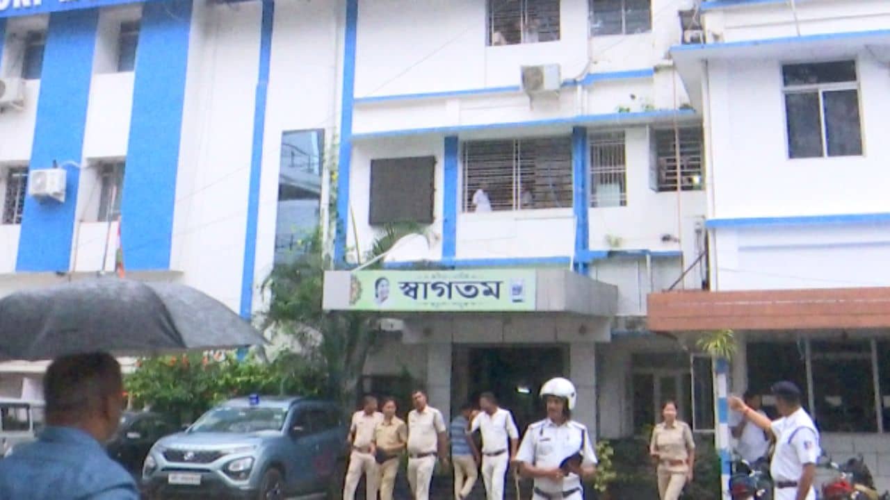 Siliguri: মহলয়ার মধ্যেই সাইনবোর্ড করতে হবে বাংলায়, নির্দেশ পুরসভার, নেমপ্লেট বাংলায় করলেন গৌতম দেব