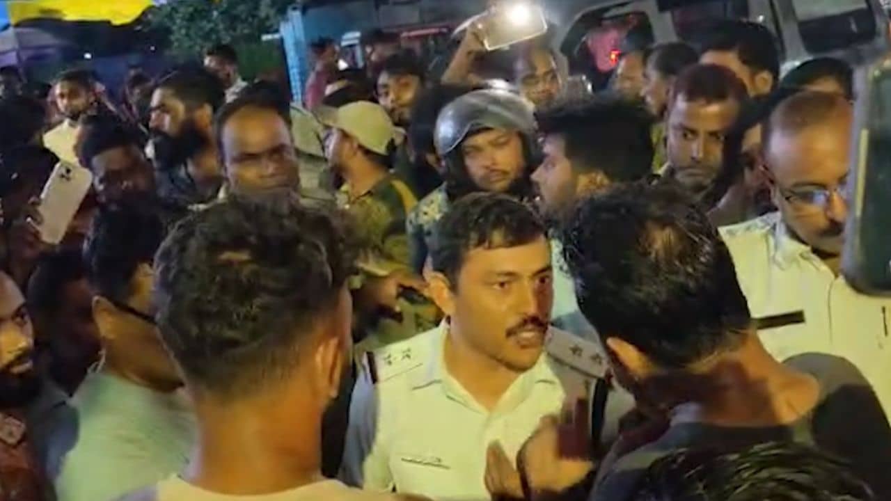 Siliguri: আইনজীবীর গাড়িতে অন্য গাড়ির ধাক্কা, উত্তেজনা শিলিগুড়িতে, সিভিকের কলার ধরে টান