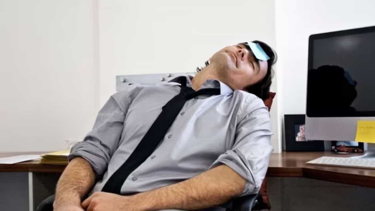 Nap in Office: অফিসের কাজের মাঝে হালকা ঘুম কেন জরুরি? গবেষণায় উঠে এল চাঞ্চল্যকর তথ্য Nap in Office: অফিসের কাজের মাঝে হালকা ঘুম কেন জরুরি? গবেষণায় উঠে এল চাঞ্চল্যকর তথ্য