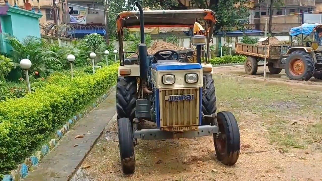 Bankura: তুমুল বৃষ্টির মধ্যেই চুপিচুপি চলছিল কাছ, পুলিশ দেখেই ট্রাক্টর ফেলে চম্পট দুই ড্রাইভারের