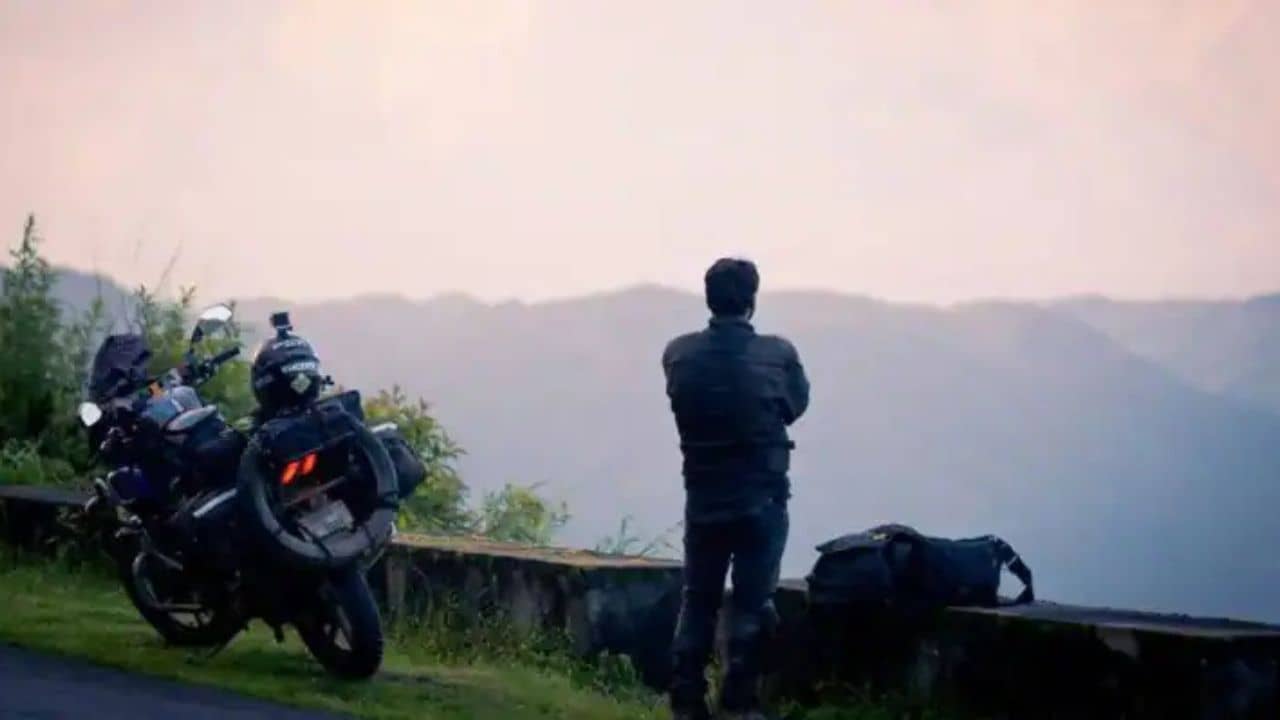 Solo Bike Trip: দুর্গাপুজোয় বাইক নিয়ে একলা সফরে যাবেন? মাথায় রাখুন এই বিষয়গুলি