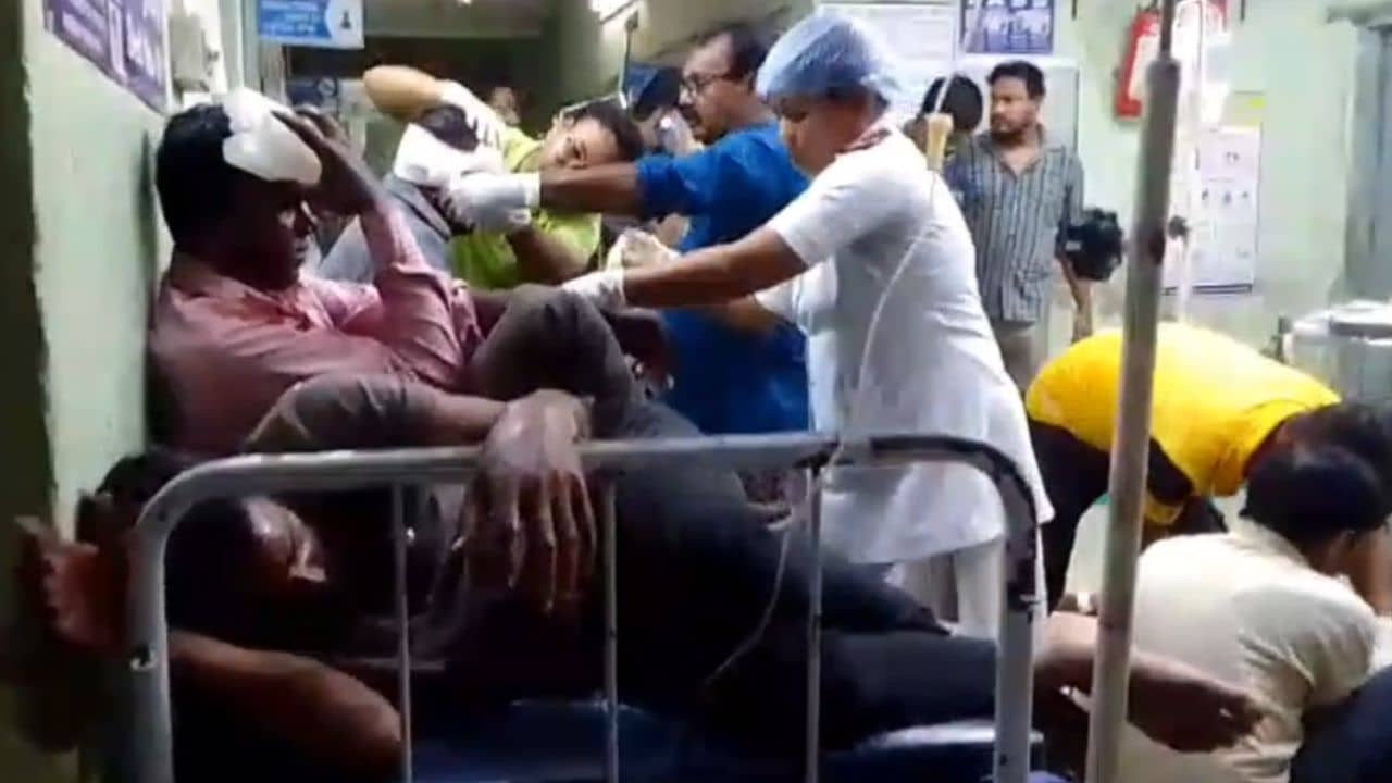 South Dinajpur: পিকআপ ভ্যানের সঙ্গে বোলেরোর সংঘর্ষ, পিছন থেকে ধাক্কা মারল বাস, ছিটকে পড়লেন যাত্রীরা