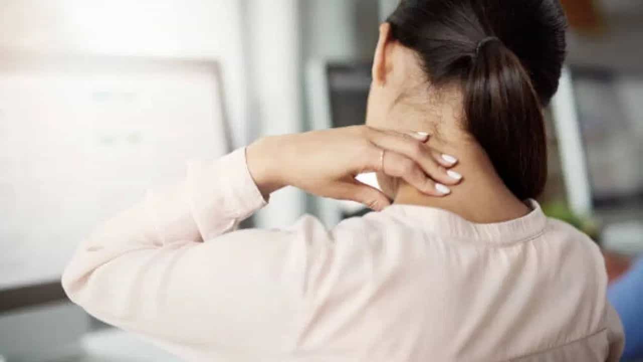 Spondylitis Exercises: স্পন্ডাইলাইটিসের ব্যথা কমাতে পারে সঠিক ব্যয়াম! জেনে নিন এই প্রতিবেদনে Spondylitis Exercises: স্পন্ডাইলাইটিসের ব্যথা কমাতে পারে সঠিক ব্যয়াম! জেনে নিন এই প্রতিবেদনে