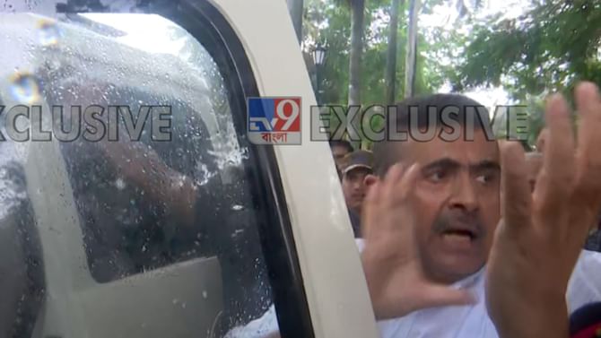 গাড়িতে ইট-পাটকেল মারার অভিযোগ, থানায় গেলেন শুভেন্দু গাড়িতে ইট-পাটকেল মারার অভিযোগ, থানায় গেলেন শুভেন্দু