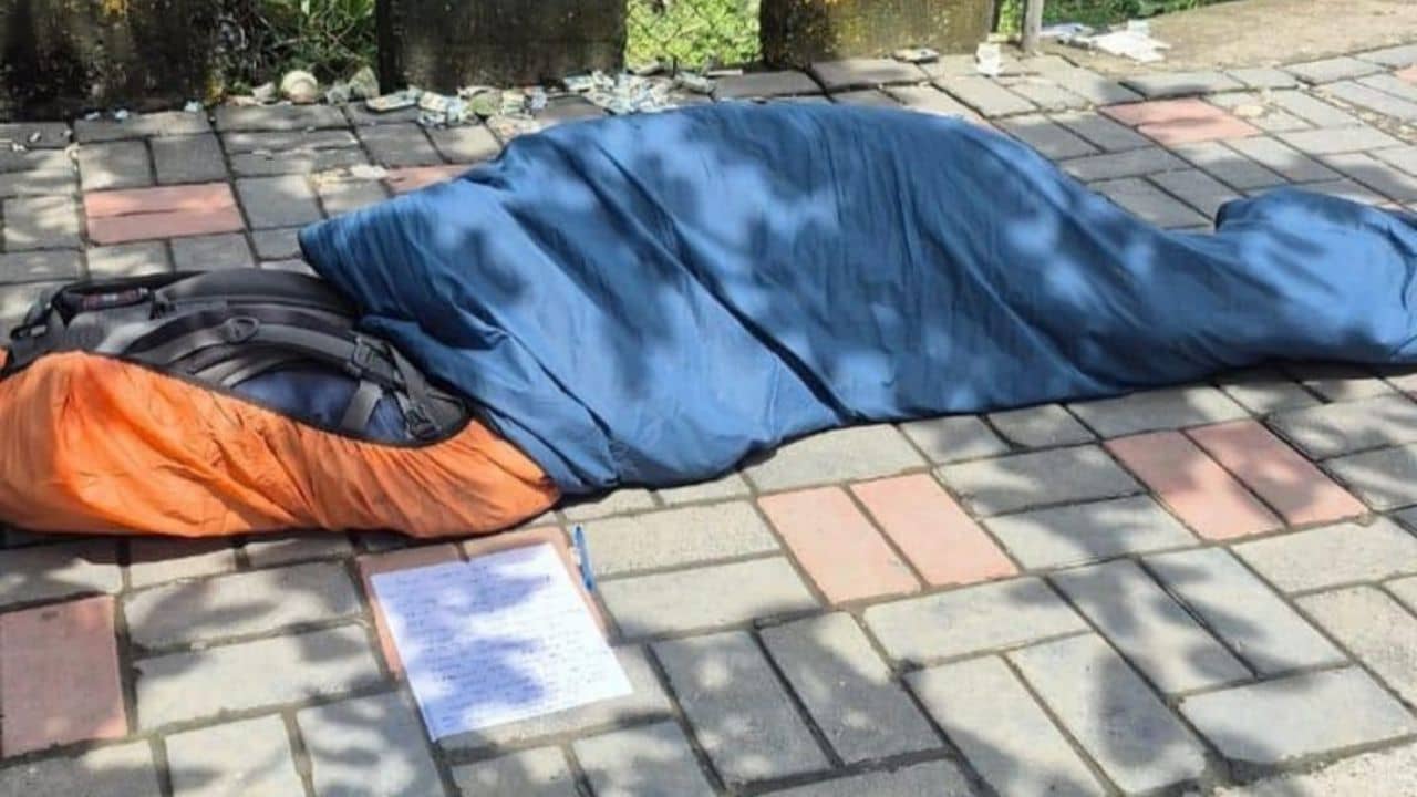 TCS-র অন্দরে এ কী চলছে! বেতন পাচ্ছেন না কর্মী, রাত কাটছে ফুটপাথে শুয়ে...