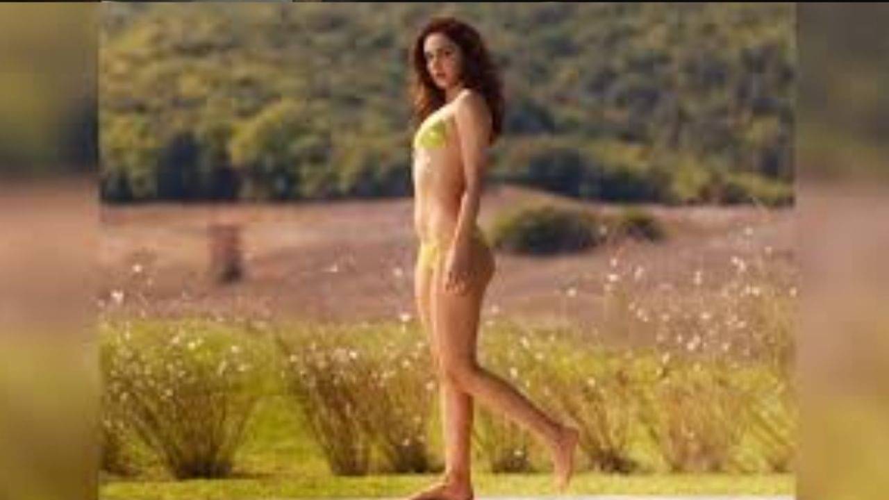 কিয়ারার বিকিনি-দৃশ্য বাদ পড়ছে? ওয়ার টু নিয়ে জেনে নিন সত্যিটা