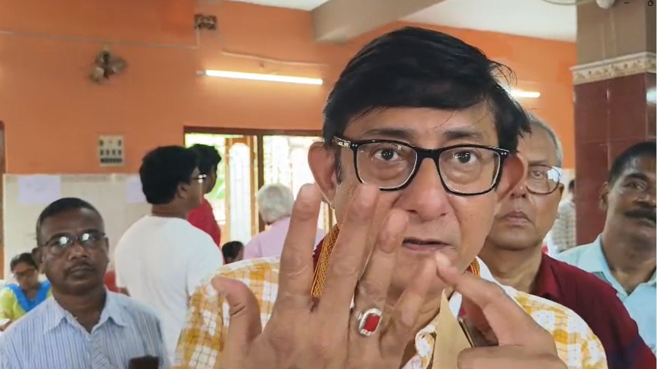 Kanchan Mullick: উত্তরপাড়ায় কাঞ্চন, হাতের পাঁচ আঙুল দেখিয়ে বললেন... Kanchan Mullick: উত্তরপাড়ায় কাঞ্চন, হাতের পাঁচ আঙুল দেখিয়ে বললেন...