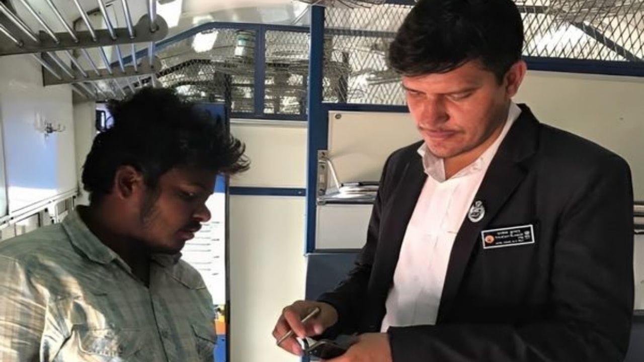 Railways: টিটিই আসলেও চেক করতে পারবেন না আপনার টিকিট! ট্রেনের এই নিয়ম সম্পর্কে অনেকেই জানেন না Railways: টিটিই আসলেও চেক করতে পারবেন না আপনার টিকিট! ট্রেনের এই নিয়ম সম্পর্কে অনেকেই জানেন না