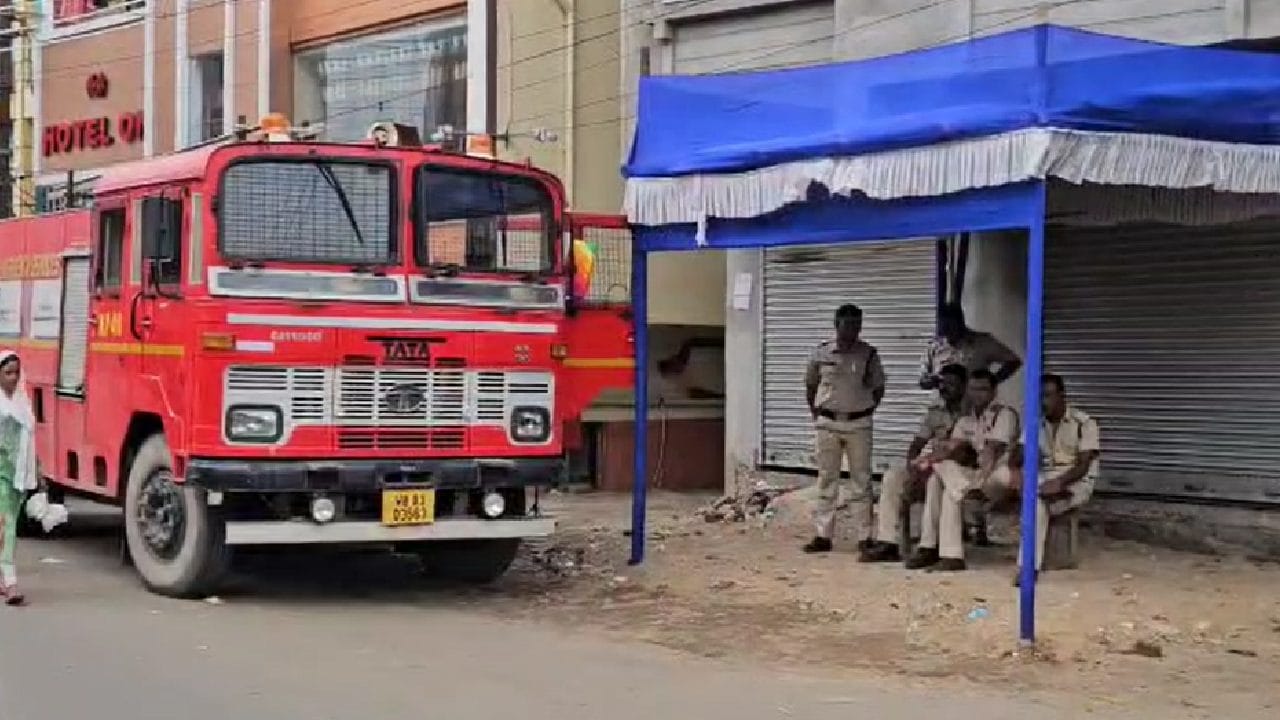 Tarapith: রাতারাতি তারাপীঠে নামছে ১০০০ হাজার পুলিশ, সঙ্গে ১৭০০ সিভিক! বসে গেল ২০০ সিসিটিভি Tarapith: রাতারাতি তারাপীঠে নামছে ১০০০ হাজার পুলিশ, সঙ্গে ১৭০০ সিভিক! বসে গেল ২০০ সিসিটিভি