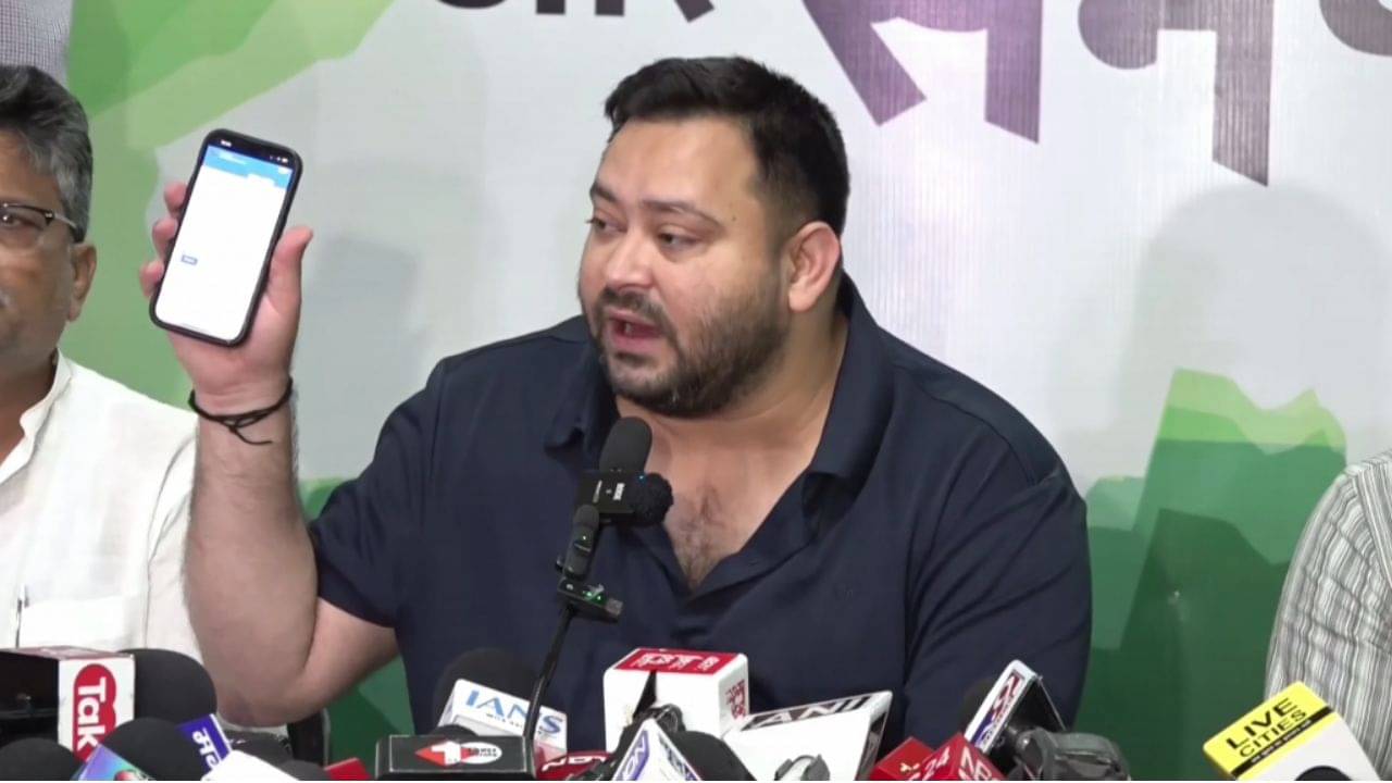 Tejashwi Yadav: SIR-র খসড়া তালিকা থেকে নাম বাদ পড়ল খোদ বিরোধী দলনেতার, তেজস্বী বললেন, ভোটে লড়ব কীভাবে?
