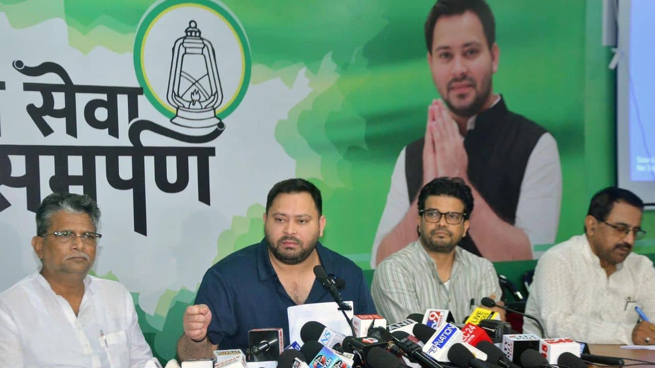 Tejashwi Yadav: নেতাও ভুয়ো ভোটার কার্ড? কমিশনের প্রশ্নে কী জবাব দিলেন তেজস্বী?