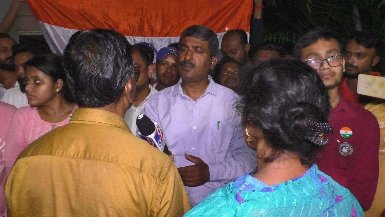 RG Kar Case: শেষ পর্যন্ত এল রাষ্ট্রপতির ই-মেল, কী বলছেন তিলোত্তমার মা-বাবা? RG Kar Case: শেষ পর্যন্ত এল রাষ্ট্রপতির ই-মেল, কী বলছেন তিলোত্তমার মা-বাবা?