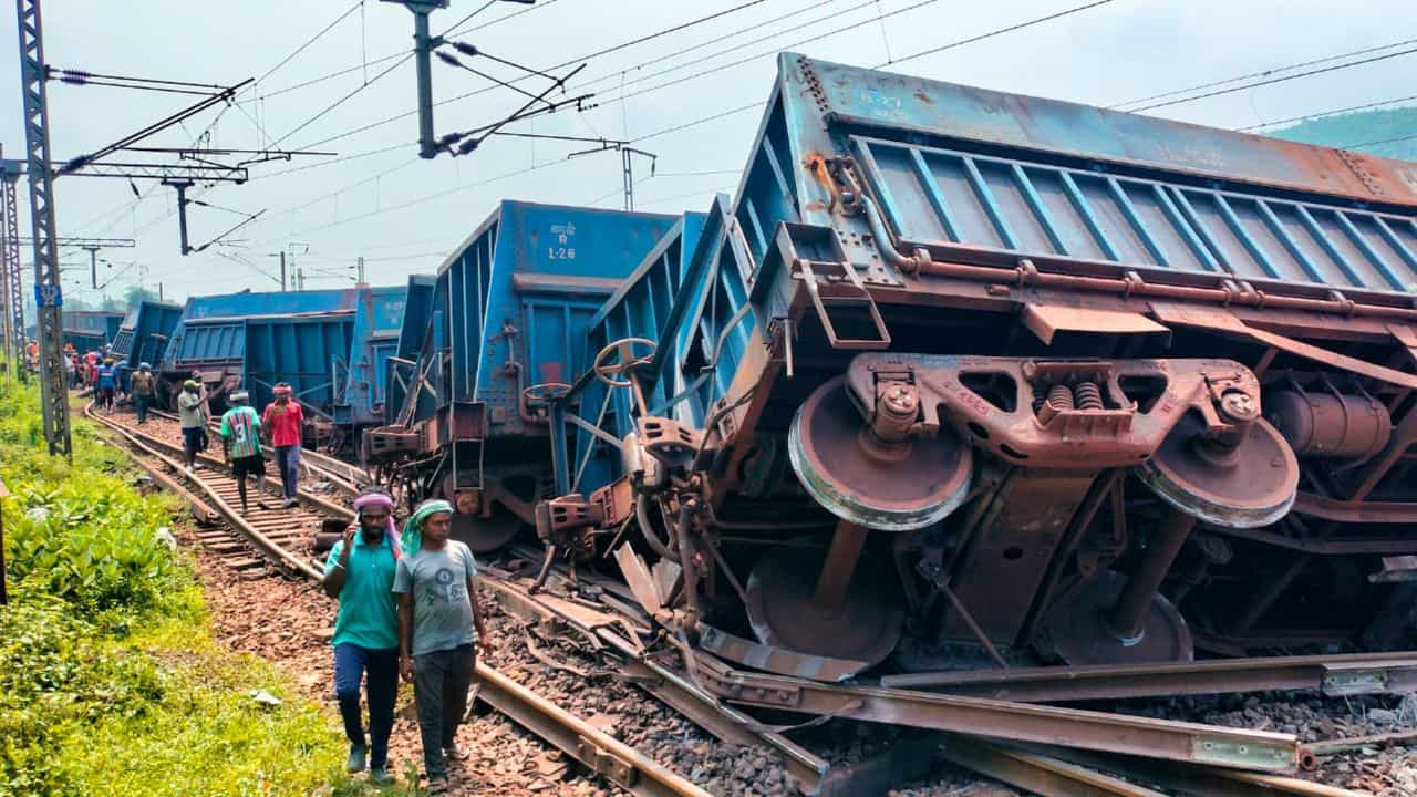 Train Derailment: ভয়াবহ রেল দুর্ঘটনা, চলন্ত অবস্থায় ধাক্কা লেগে আধখানা ট্রেন, লাইনচ্যুত একাধিক বগি Train Derailment: ভয়াবহ রেল দুর্ঘটনা, চলন্ত অবস্থায় ধাক্কা লেগে আধখানা ট্রেন, লাইনচ্যুত একাধিক বগি