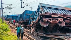 ভয়াবহ রেল দুর্ঘটনা, চলন্ত অবস্থায় ধাক্কা লেগে আধখানা দু'টি ট্রেন ভয়াবহ রেল দুর্ঘটনা, চলন্ত অবস্থায় ধাক্কা লেগে আধখানা দু'টি ট্রেন
