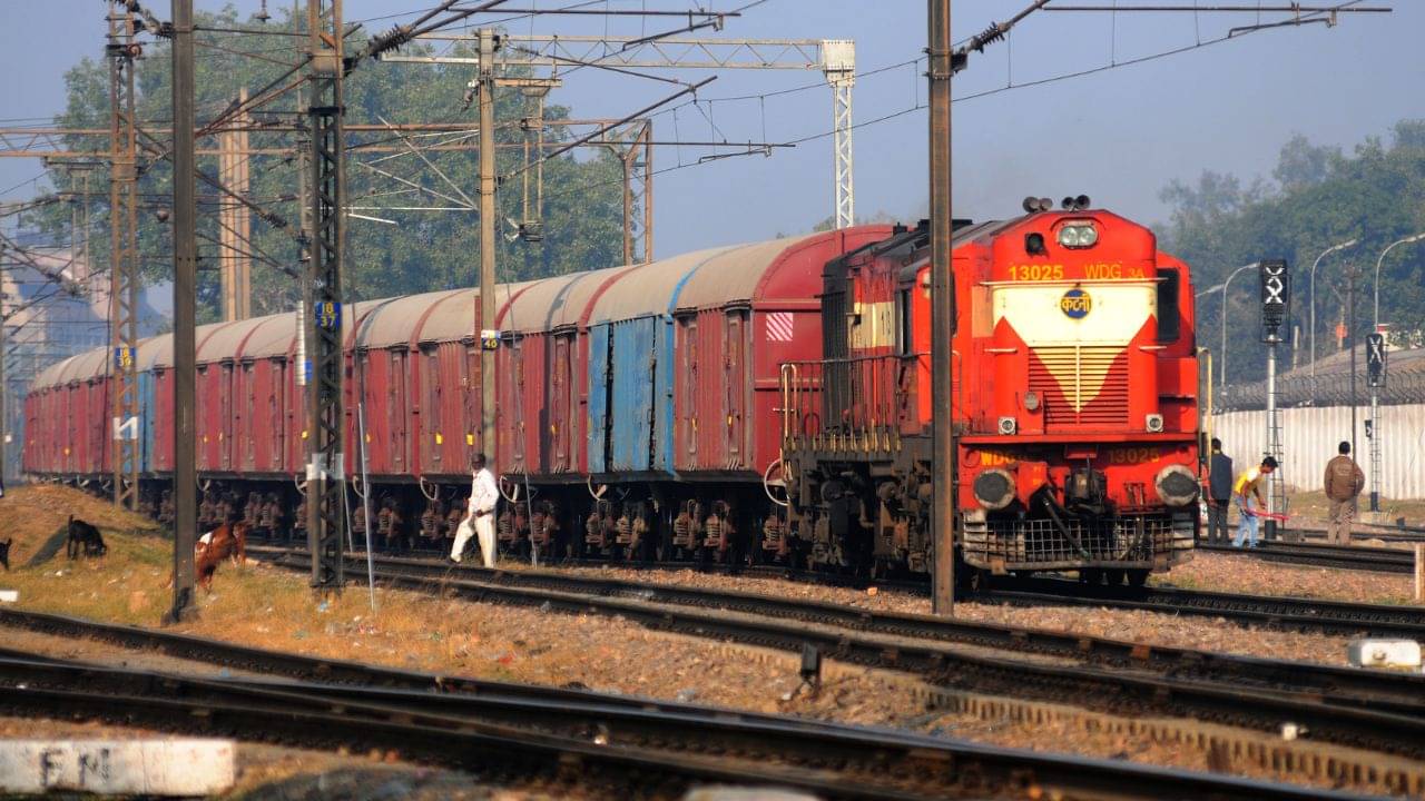 Purulia: রাত ১২টা, রেললাইনে এগুলো কী! মালগাড়ি নিয়ে যাওয়ার পথে শিউরে উঠলেন চালক