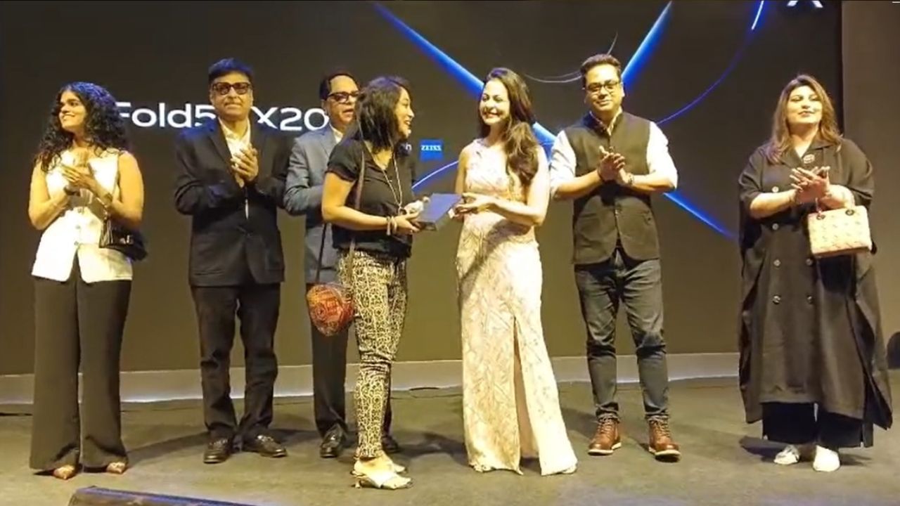 কোয়েলের হাত থেকে নতুন ফোন! ‘খোসলা ইলেক্ট্রনিক্স’-এর চমকে জমজমাট Vivo-র নতুন মোবাইল লঞ্চের সন্ধ্যা