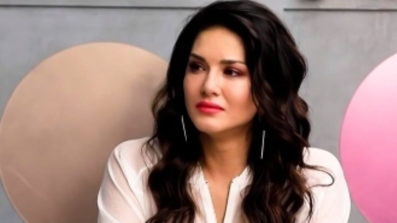 Amerikalik ayol uch nafar talaba bilan jinsiy aloqada bo‘lganlikda ayblangan.