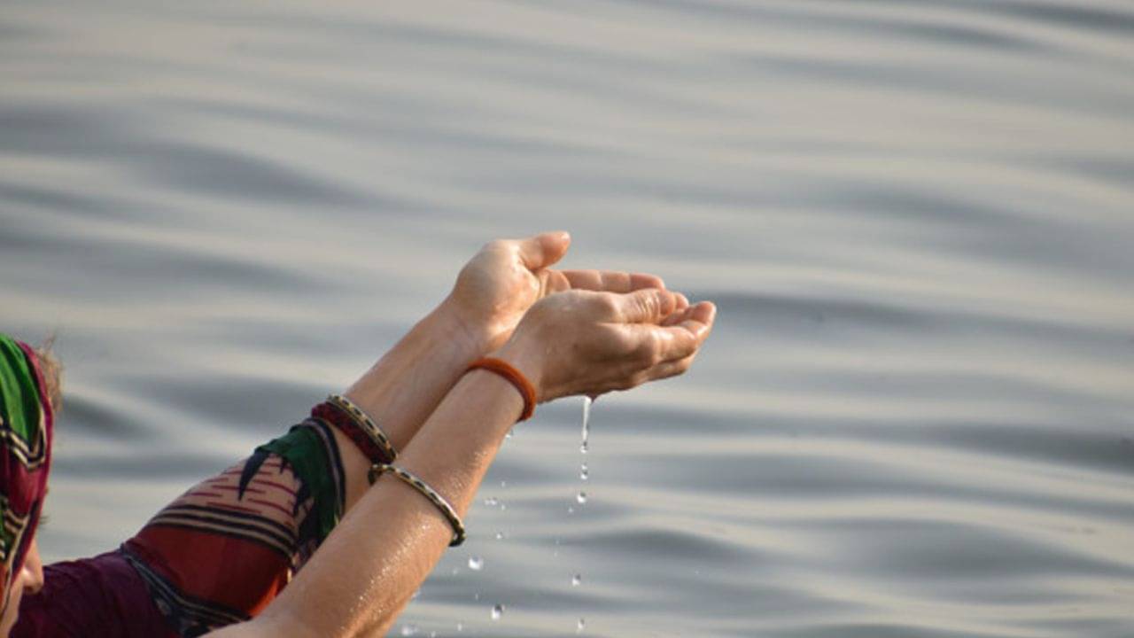 পুজোর জন্যে গঙ্গাজল বাড়িতে এনে রেখেছেন? জেনেনিন তা রাখার সঠিক স্থান