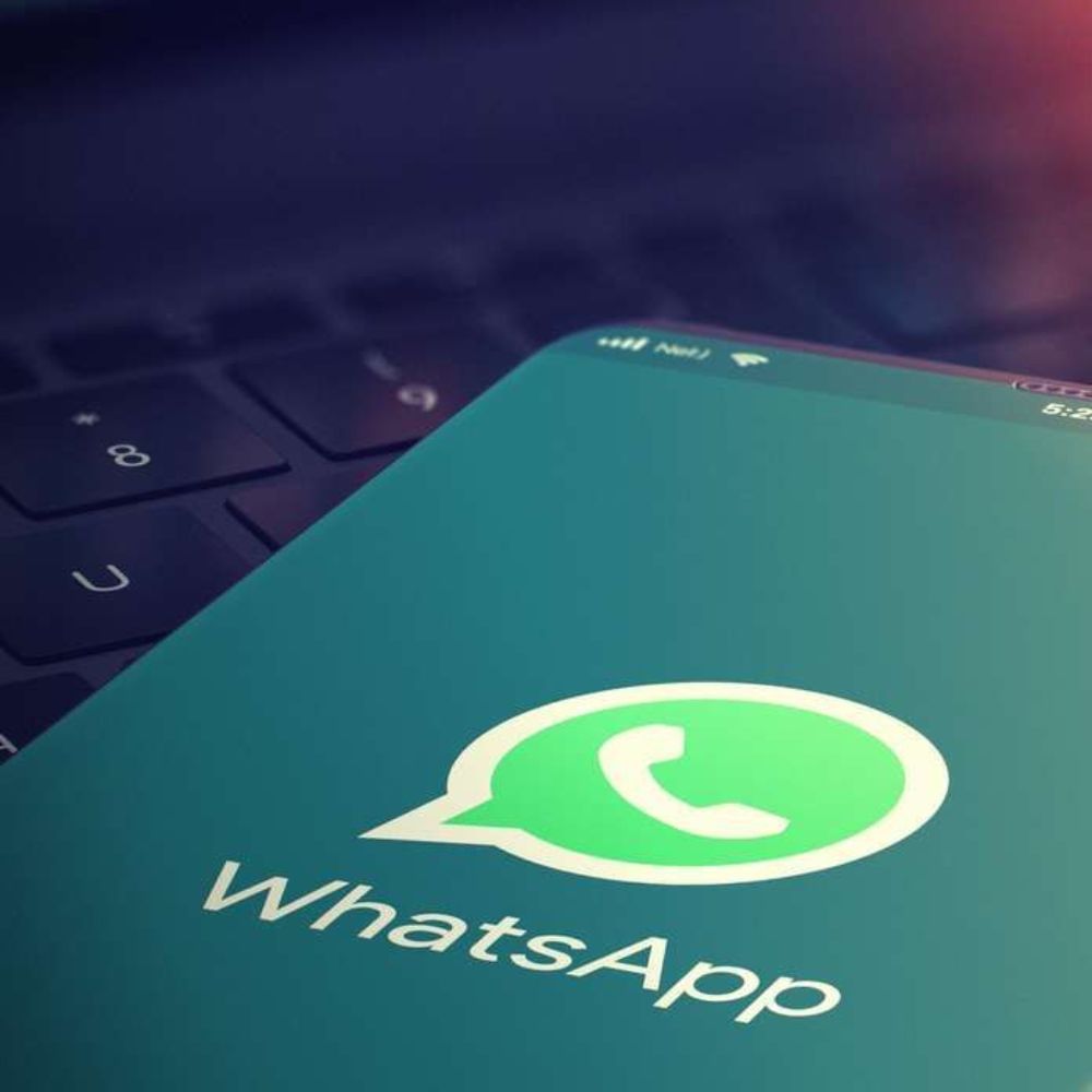 কেউ যদি হোয়াটসঅ্যাপ চালানোর সময় তৃতীয় পক্ষের বা থার্ড পার্টি অ্যাপ ব্যবহার করেন, তা হলে কোম্পানি সেই ব্যক্তির বিরুদ্ধে ব্যবস্থা নিতে পারে। জিবি হোয়াটসঅ্যাপ, হোয়াটসঅ্যাপ প্লাস ও হোয়াটসঅ্যাপ ডেল্টার মতো অ্যাপে হোয়াটসঅ্যাপ অ্যাকাউন্ট নিষিদ্ধ।