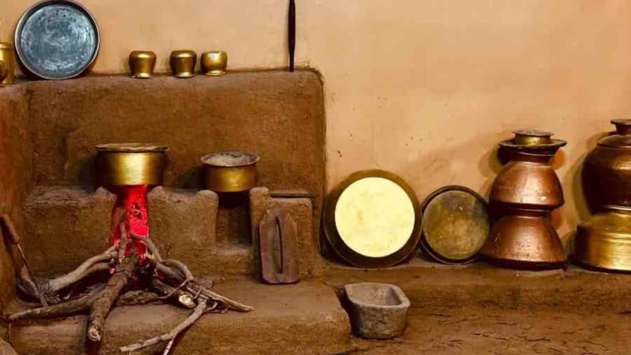 Vaastu Tips: রান্নাঘরে ভুলেও উলটো করে রাখবেন না এইসব জিনিস! ঘোর দুর্ভোগ ডেকে আনছেন নিজেই