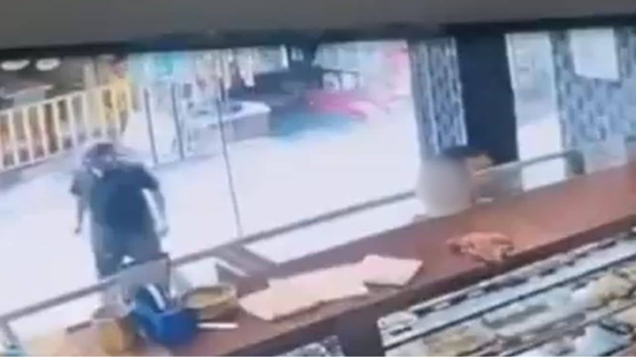 Uttarpara: রাস্তা দিয়ে যাওয়ার সময় নাবালিকাকে মিষ্টি দোকানে দেখেই ব্যক্তি যা করল..., ছি ছি পড়ে গেল উত্তরপাড়ায়