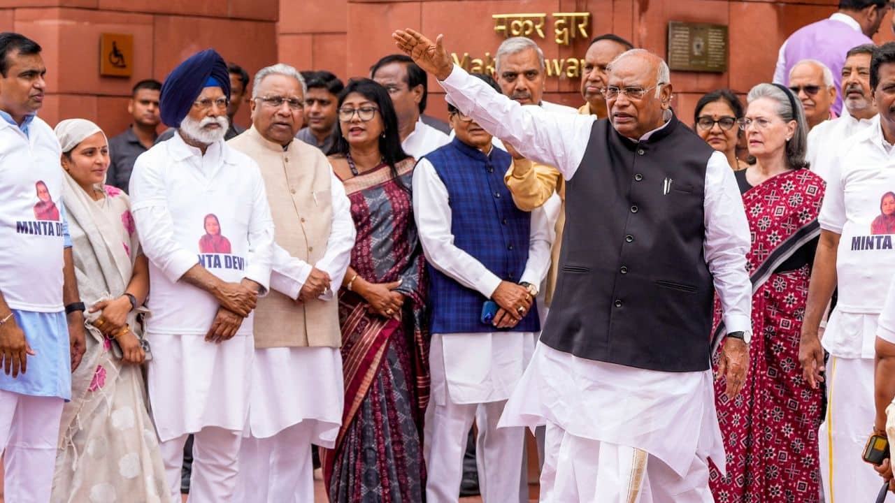 Vice President: তামিলনাড়ু থেকেই কি উপরাষ্ট্রপতি নির্বাচনে প্রার্থী দেবে বিরোধীরা? সোম সন্ধেয় বৈঠকে খাড়্গেরা