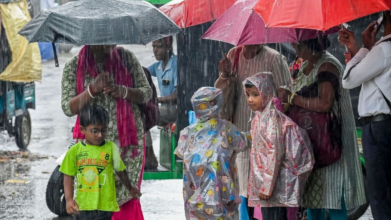 West Bengal Weather: বাংলায় আবার জারি সতর্কতা, ২-৩ ঘণ্টার মধ্যে তোলপাড় হবে এই জেলাগুলি West Bengal Weather: বাংলায় আবার জারি সতর্কতা, ২-৩ ঘণ্টার মধ্যে তোলপাড় হবে এই জেলাগুলি