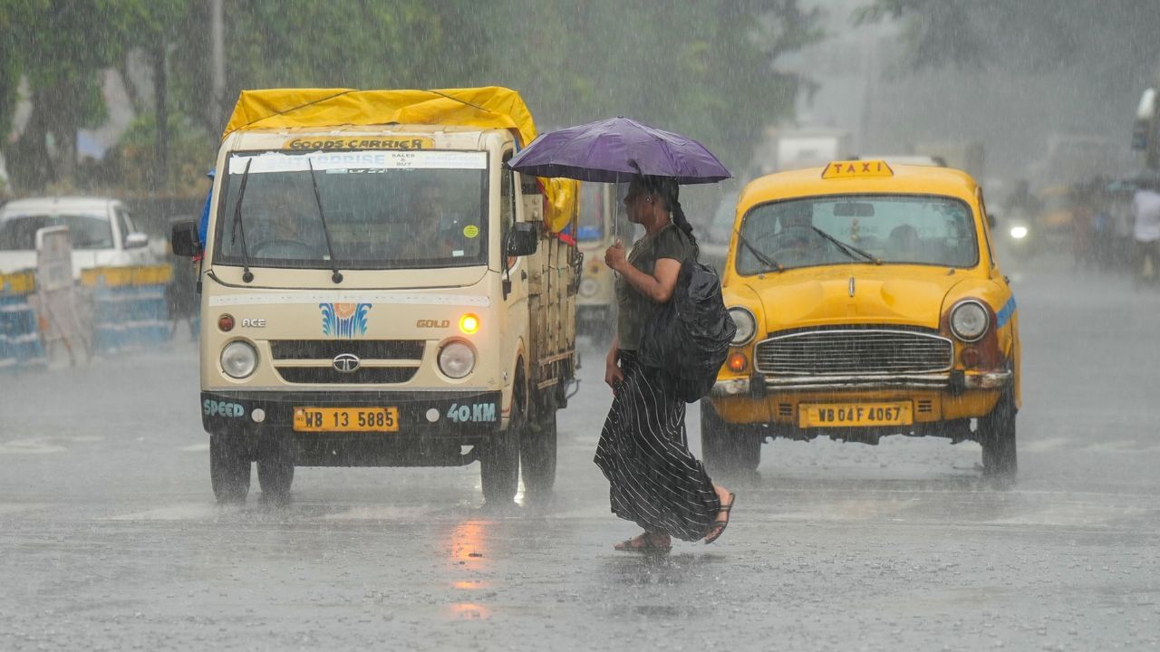 Weather Update: হালকা রেস্ট, আবার দৌড়বে বৃষ্টি! কবে থেকে? Weather Update: হালকা রেস্ট, আবার দৌড়বে বৃষ্টি! কবে থেকে?