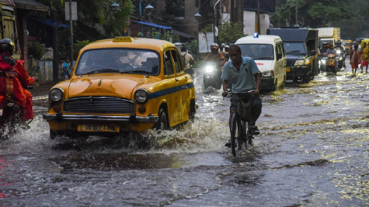 Weather Update: খেলছে নিম্নচাপ, কতটা দুর্যোগের আশঙ্কা বাংলায়?