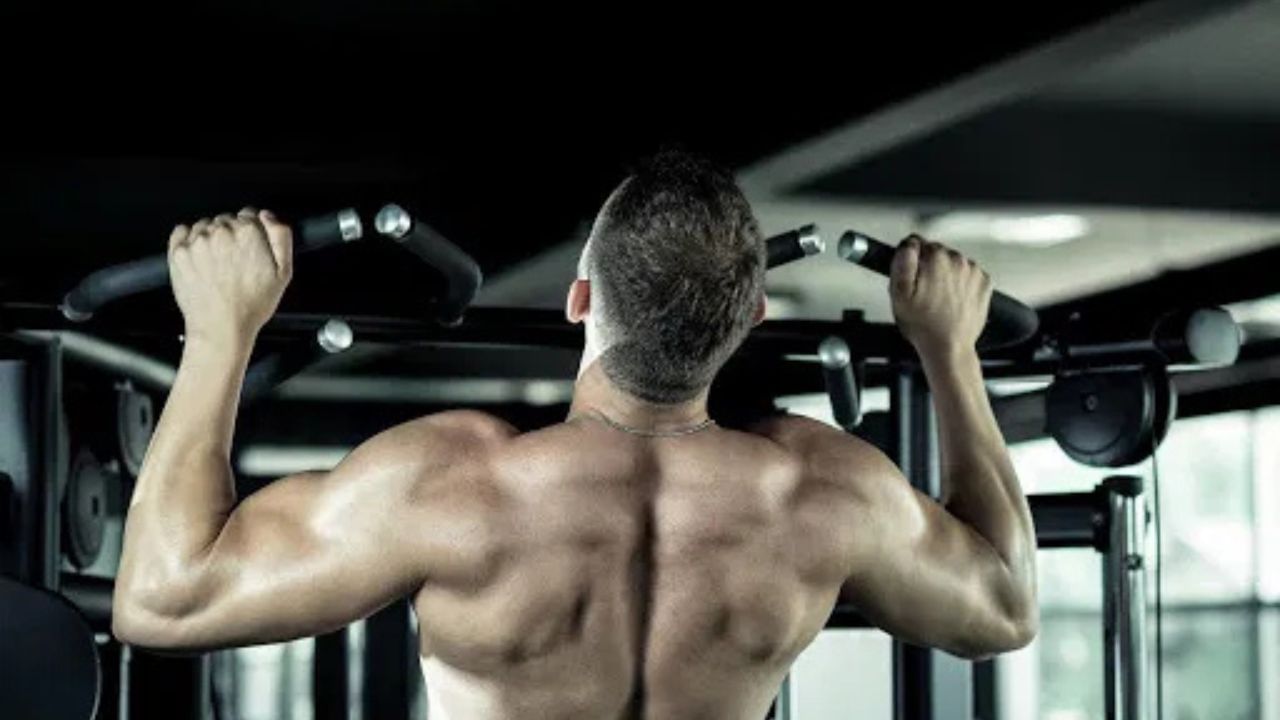 বর্তমান ব্যস্ত জীবনে অনিয়মিত খাদ্যাভ্যাস, শারীরিক পরিশ্রমের অভাব এবং মানসিক চাপের কারণে পেটে চর্বি জমে যাওয়া খুবই সাধারণ এক সমস্যা। অতিরিক্ত ভুঁড়ি ডায়াবেটিস, হৃদরোগ, উচ্চ রক্তচাপ এবং অন্যান্য এবং জীবনঘাতী রোগের ঝুঁকিও বাড়ায়। নিয়মিত সুষম খাদ্যাভ্যাসের পাশাপাশি কিছু নির্দিষ্ট ব্যায়াম করলে পেটের মেদ দ্রুত কমানো সম্ভব। কোন কোন ব্যয়াম দ্রুত কমাবে পেটের চর্বি?