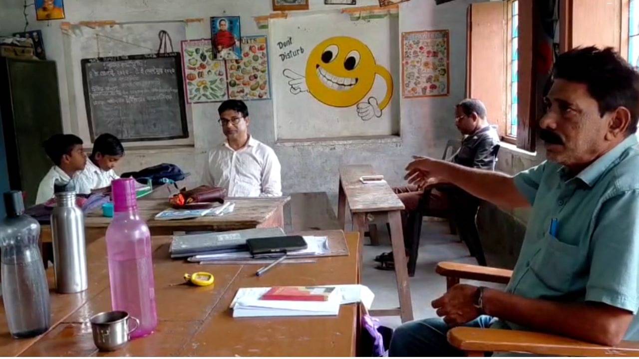 Paschim Medinipur: স্কুলে ২ জন পড়ুয়া, ৩ শিক্ষক, রয়েছে প্যারা টিচারও