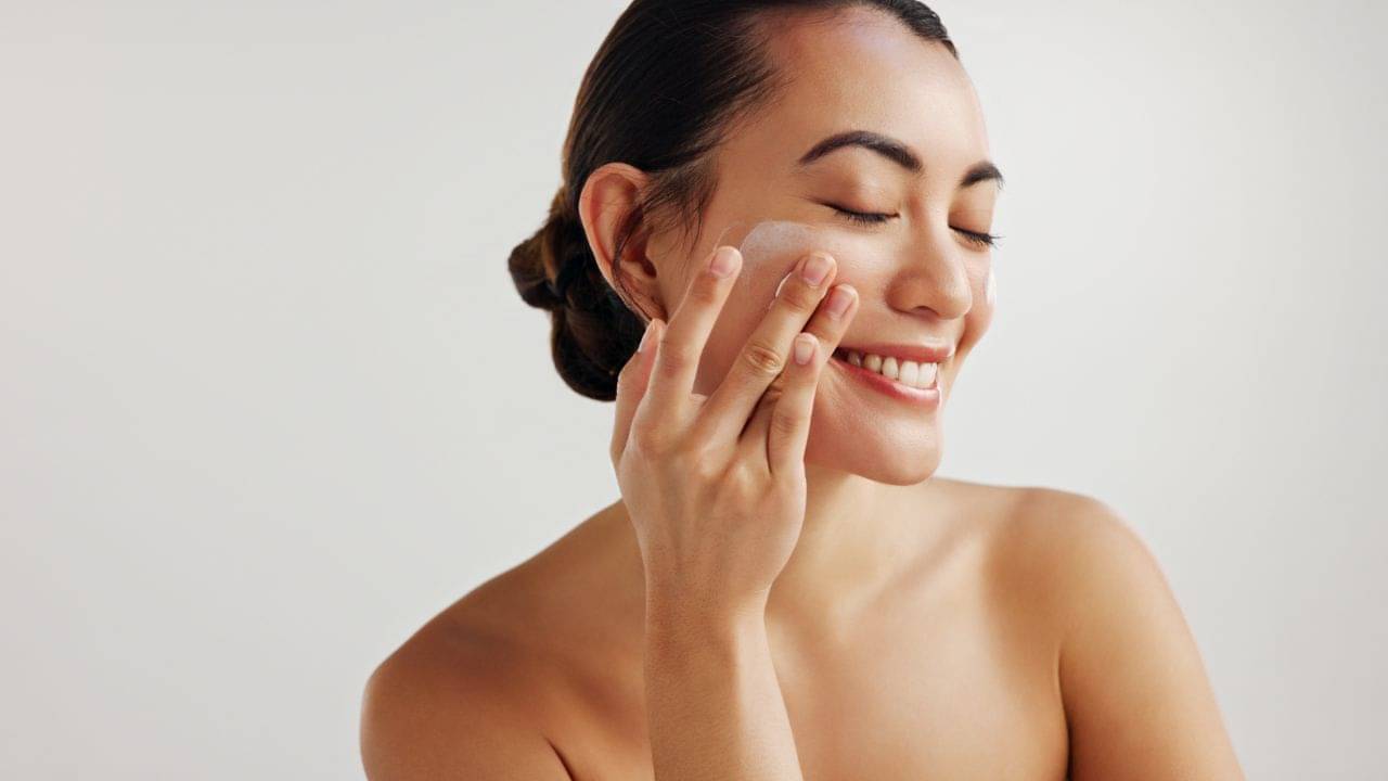 BB vs CC Cream: BB এবং CC ক্রিমের মধ্যে পার্থক্য কী? রোজকার ব্যবহারের জন্য কোনটা বেশি ভাল?