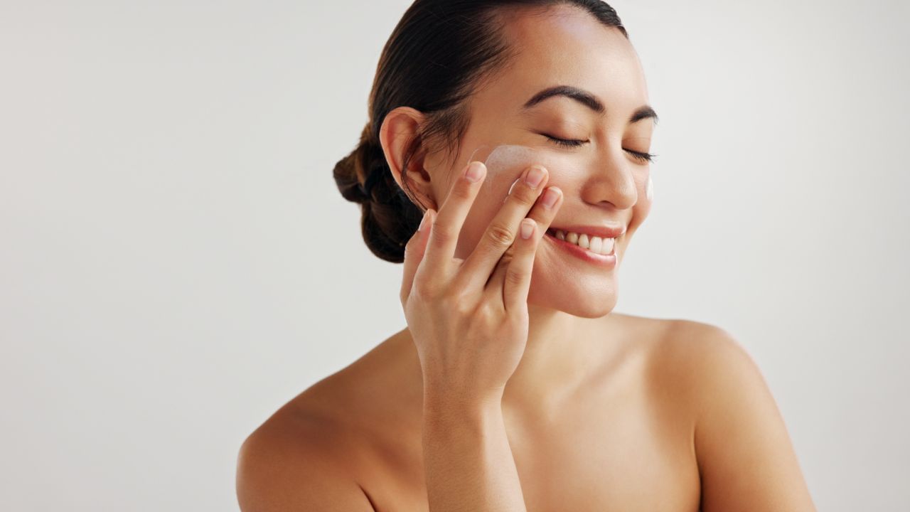 BB vs CC Cream: BB এবং CC ক্রিমের মধ্যে পার্থক্য কী? রোজকার ব্যবহারের জন্য কোনটা বেশি ভাল? BB vs CC Cream: BB এবং CC ক্রিমের মধ্যে পার্থক্য কী? রোজকার ব্যবহারের জন্য কোনটা বেশি ভাল?