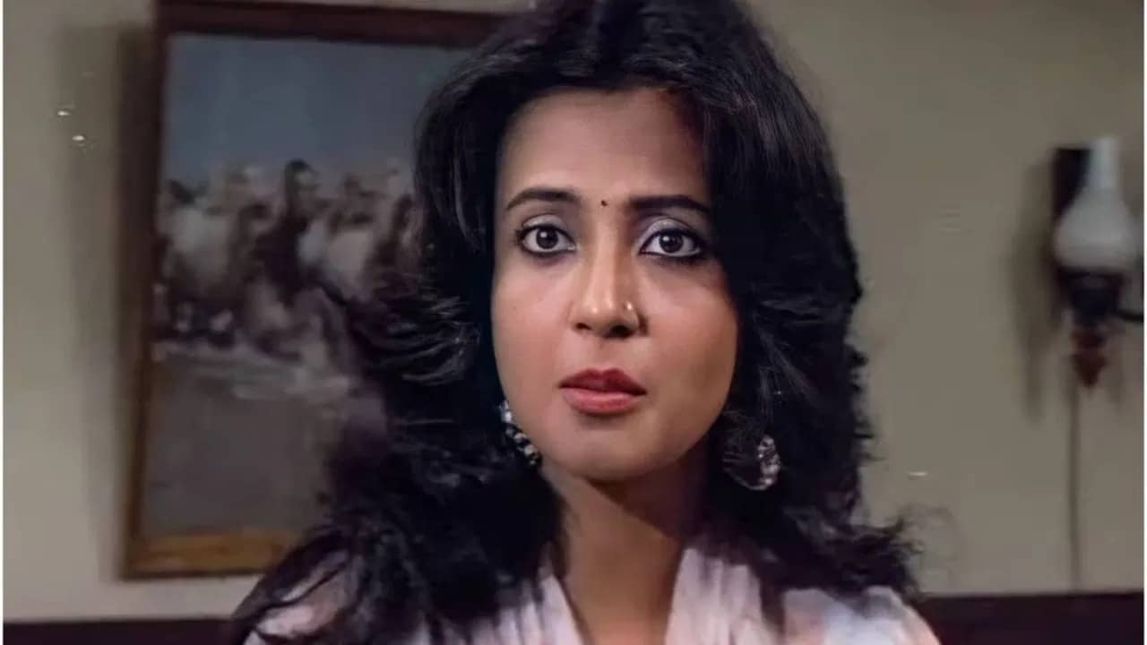 ছারপোকার জ্বালায় কোথা থেকে কান্নাকাটি করে চলে আসেন মুনমুন?