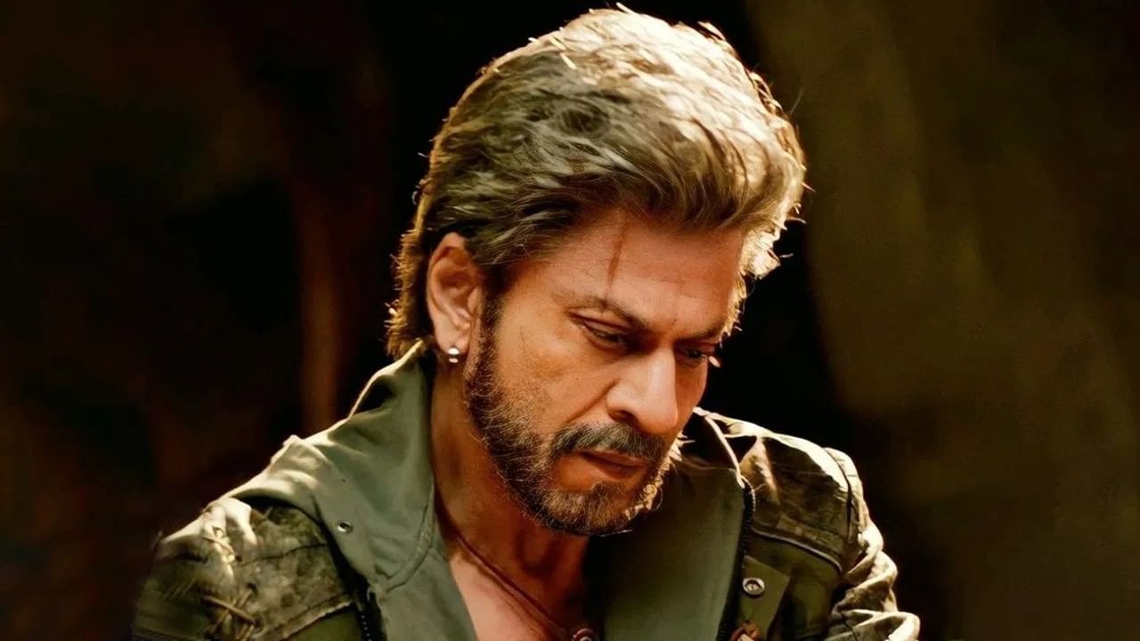 তিনি কিং খান। তিনি বলিউড বাদশা। বর্তমানে এক-একটা ছবি করতে একশো কোটির বেশি টাকা পারিশ্রমিক নিয়ে থাকেন। এখন আবার তাঁর ঝুলিতে রয়েছে ১০০০ কোটি টাকা বক্স অফিস রেকর্ডও।