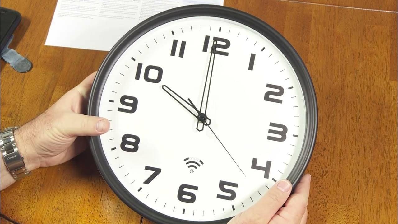 ঘরের এই দিকে ঘড়ি রেখে বিপদ ডাকছেন না তো! সংসারে নেমে আসবে অন্ধকার