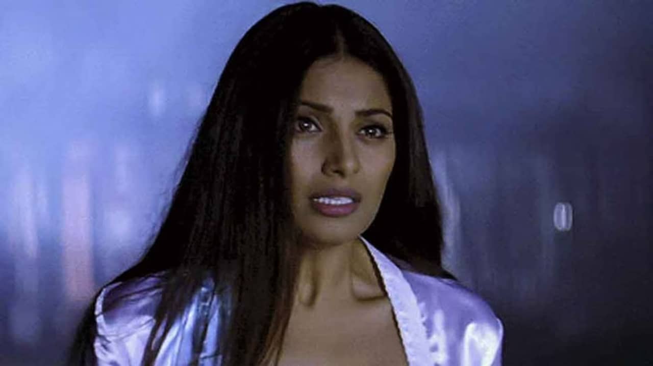 অভিনেতাকে চুম্বন করেই বমি, শট শেষ হতেই বাথরুমে ছোটেন বিপাশা