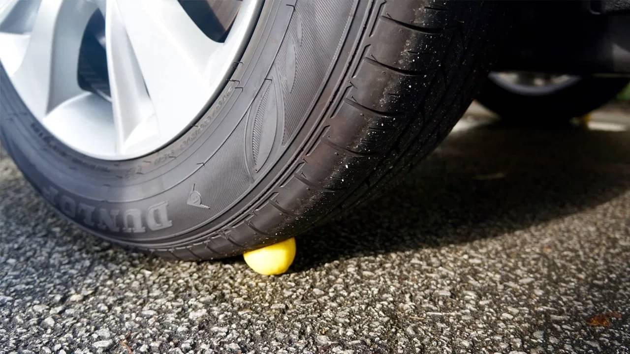 নতুন গাড়ির তলায় লেবু! জানেন কেন পালন করা হয় এই রীতি?