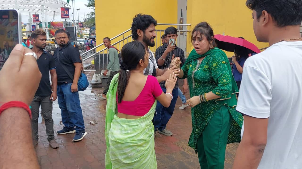 শিয়ালদহ স্টেশনে বচসায় কাঞ্চনা, ব্যক্তিগত বিবাদ নাকি ছবির প্রচার?
