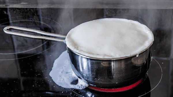 সপ্তাহের এই দিন দুধ উথলে যাচ্ছে, কোন বিপদের সংকেত? সপ্তাহের এই দিন দুধ উথলে যাচ্ছে, কোন বিপদের সংকেত?