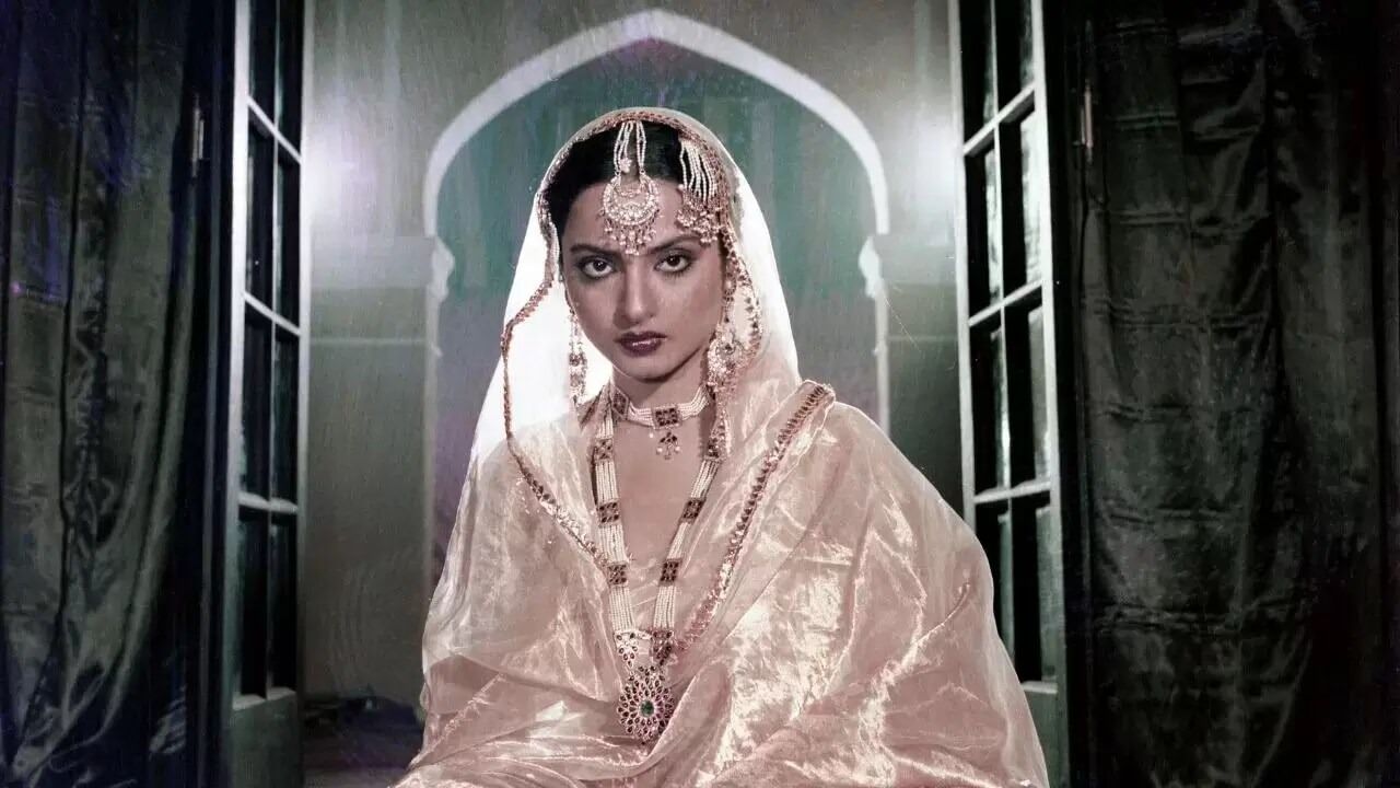 বিয়ে করেই রেখার কপালে জোটে মার, চরম অপমানে কী করেছিলেন নায়িকা? বিয়ে করেই রেখার কপালে জোটে মার, চরম অপমানে কী করেছিলেন নায়িকা?