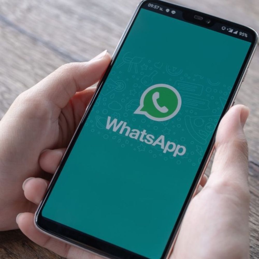 যদি একাধিক ব্যক্তি আপনার হোয়াটসঅ্যাপ অ্যাকাউন্ট রিপোর্ট বা ব্লক করে থাকেন, তা হলে বুঝতে হবে আপনার অ্যাকাউন্টে বিপদের ডঙ্কা বাজছে। হোয়াটসঅ্যাপ আসলে এই ধরনের অ্যাকাউন্টগুলিকে জাল অর্থাৎ নকল এবং স্প্যাম বার্তা ছড়ানো হিসাবে বিবেচনা করে থাকে। এর ফলে হোয়াটসঅ্যাপ নম্বর ব্লক হয়ে যেতে পারে।