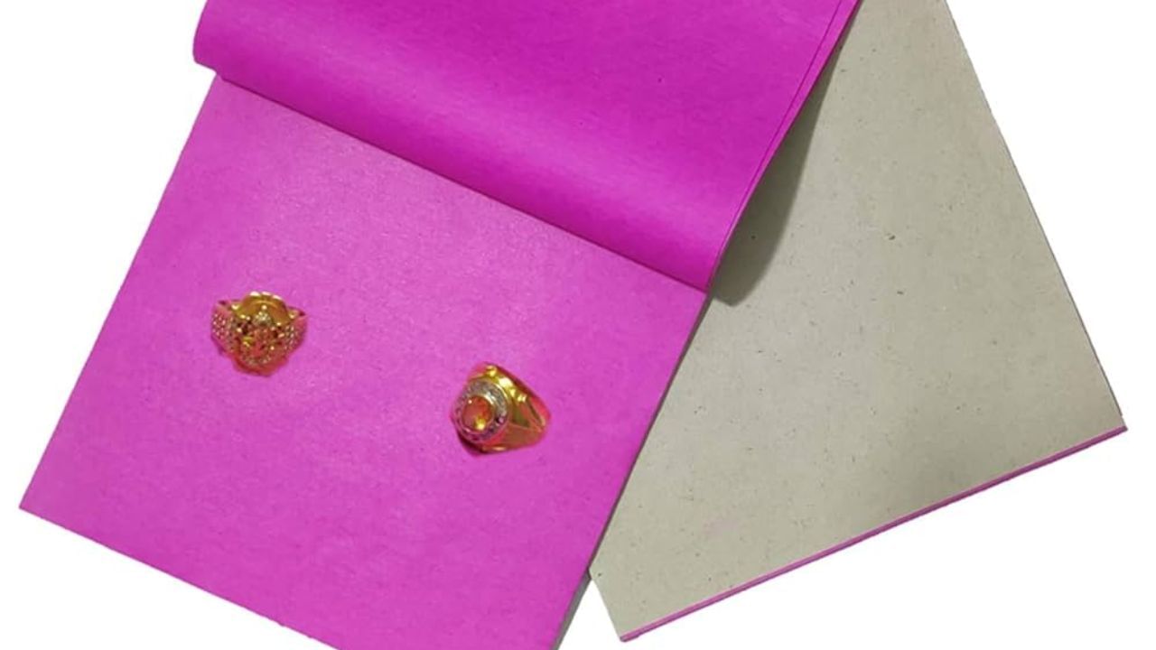 Gold Jewelry: সোনার গয়না কেন সাদা বা কালো নয়, গোলাপি কাগজে মুড়িয়ে দেওয়া হয়? Gold Jewelry: সোনার গয়না কেন সাদা বা কালো নয়, গোলাপি কাগজে মুড়িয়ে দেওয়া হয়?