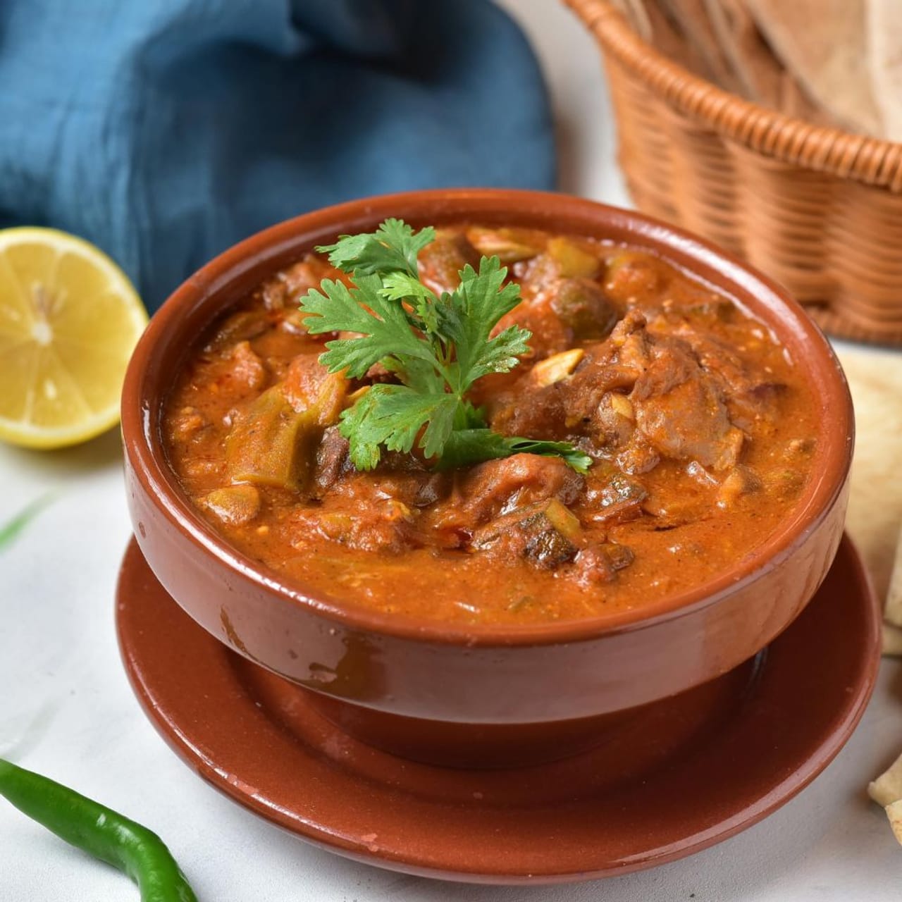 দিনে একবেলা বেশি করে রান্না করে নিয়ে অনেকে দু’বেলা খেয়ে নেন। এমন বাড়ির সংখ্যাই বেশি। কেউ কেউ সপ্তাহে একটা দিন বেশি করে চিকেন রান্না করে নেন। যাতে কম করে ২-৩ দিন আর সেটা রান্না করার ঝামেলা না থাকে। (Credit - Canva) 

