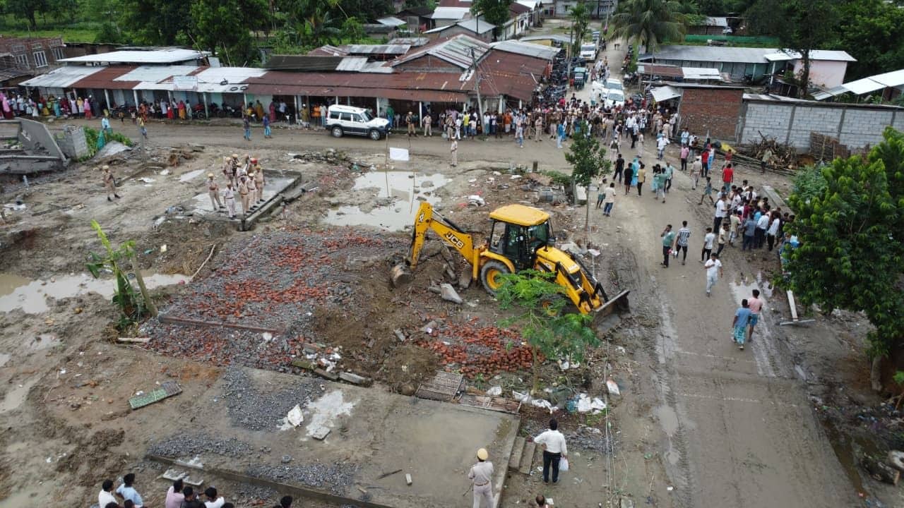 Assam News: গিজগিজ করছে পুলিশ, রবির সকালে দখলমুক্ত ১৭৫ বিঘা জমি! উচ্ছেদ ৩০৯টি বাংলাভাষী মুসলিম পরিবার