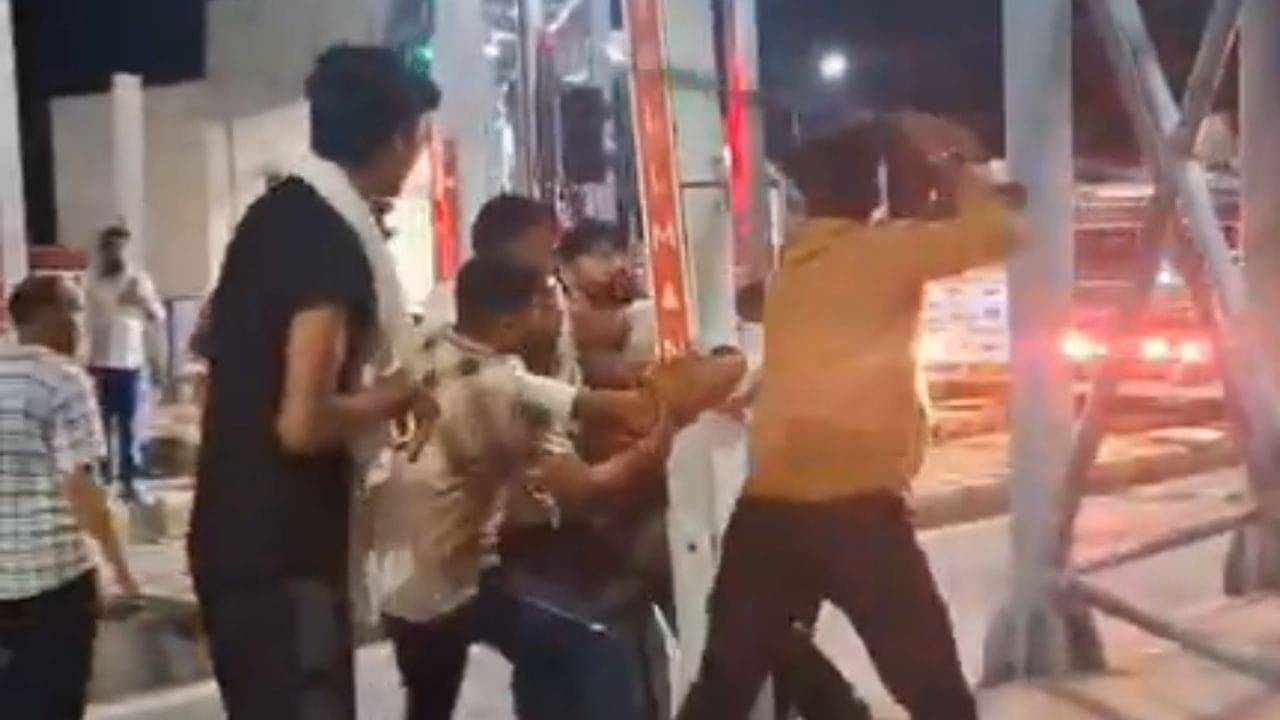 ডিউটিতে যোগ দিতে যাচ্ছিলেন, সেনা জওয়ানকে পোলে বেঁধে মার টোল কর্মীদের!