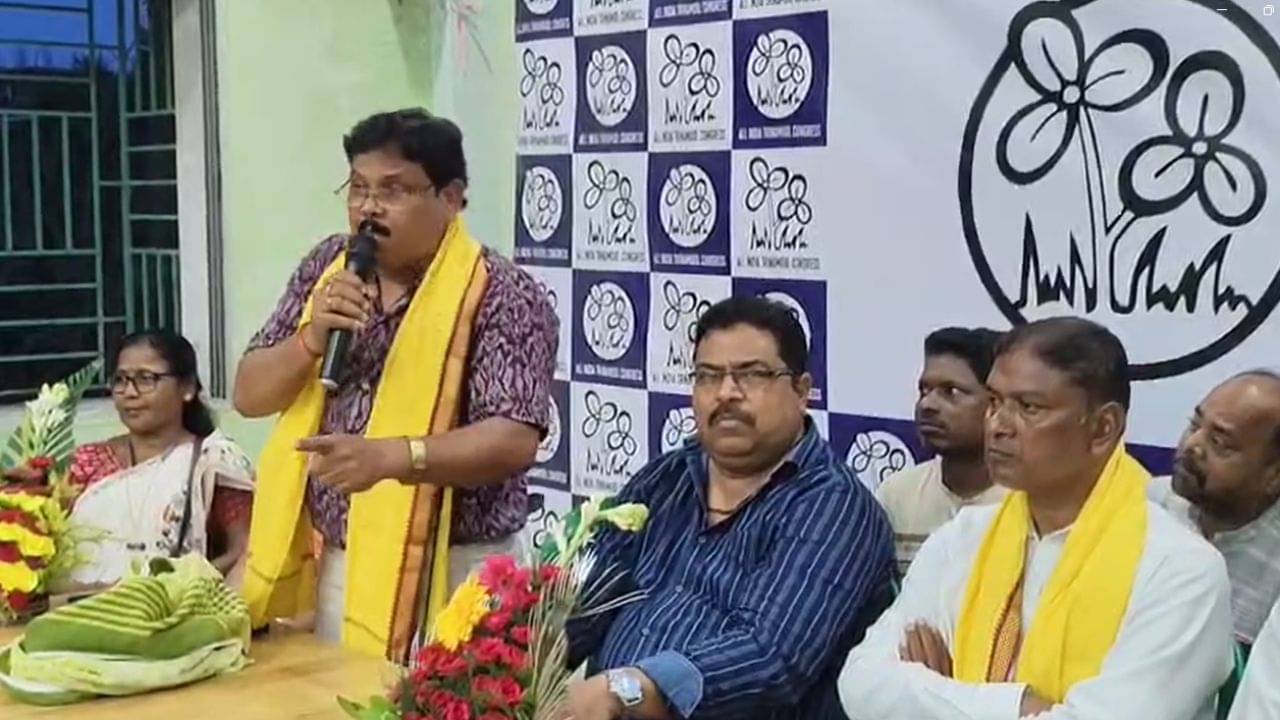 Bankura: সব রাগ-অভিমান ভুলে..., TMC-র গোষ্ঠীদ্বন্দ্বে বাউরি কালচারাল বোর্ডের চেয়ারম্যান বদল? খোঁচা বিজেপির