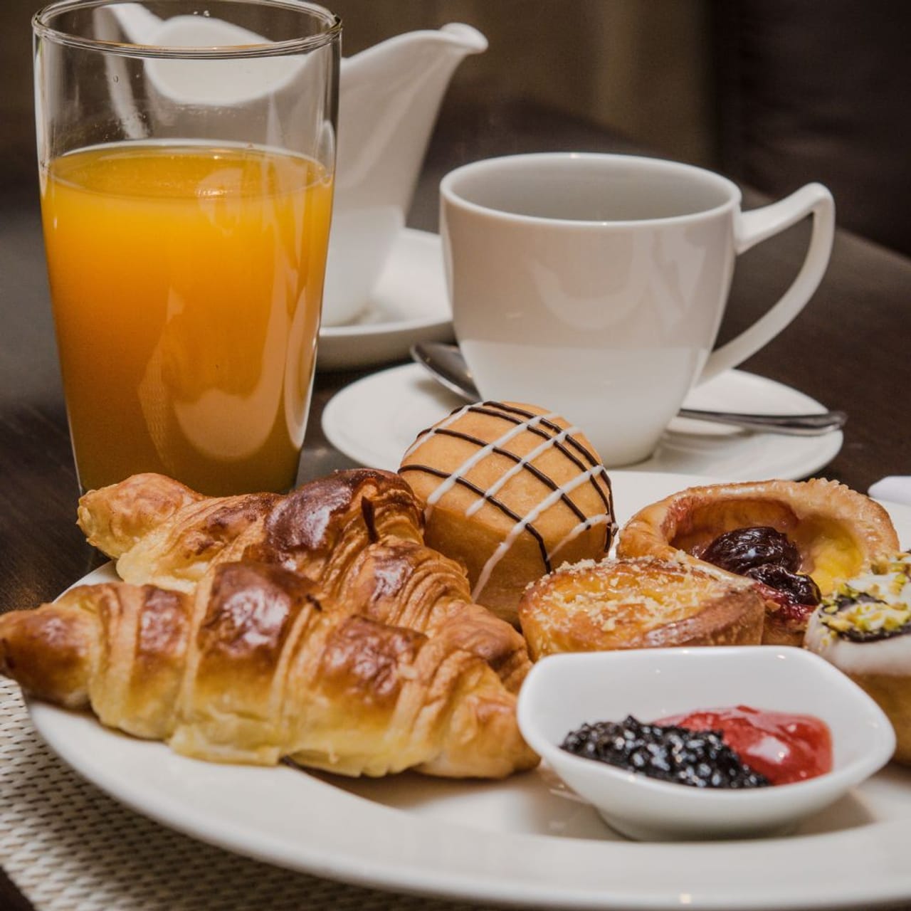 যে কোনও ব্যক্তির জীবনে ব্রেকফাস্ট অতি প্রয়োজনীয়। চিকিৎসকরা বরাবর বলে থাকেন, সকালে ব্রেকফাস্ট করা অত্যন্ত প্রয়োজন। আসলে এক্ষেত্রে বলা হয়, ঘুম থেকে মানুষ উঠে যত বেশি পুষ্টিকর খাবার খাবেন, সারাদিন ঠিক ততটাই তরতাজা থাকতে পারবেন।
