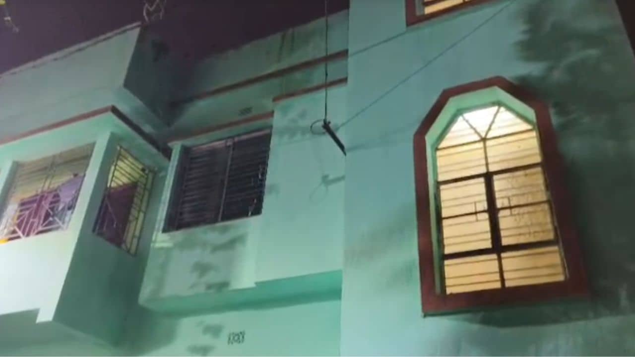 Dead body recovered: এক রুমেই স্বামী-স্ত্রী ও শাশুড়ি! বন্ধ ঘর থেকে যে অবস্থায় পাওয়া গেল, চমকে উঠছে দেবীপার্কের বাসিন্দারা